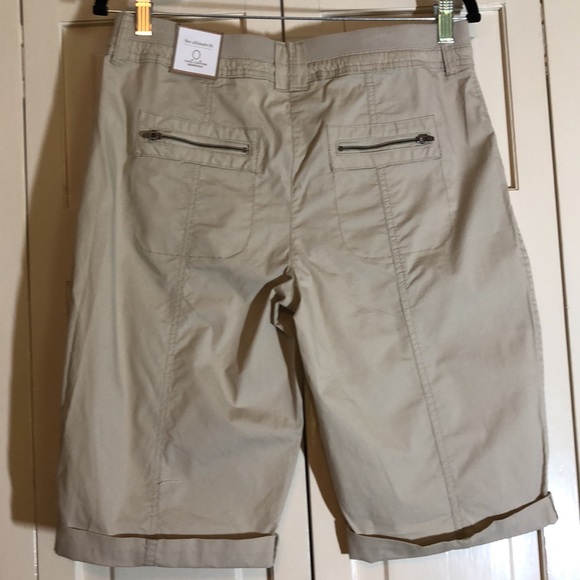 NWT Chico’s The Ultimate Fit Cool Cotton Bermuda short 13” Flatters Putty SZ 0/4 - Picture 5 of 9
